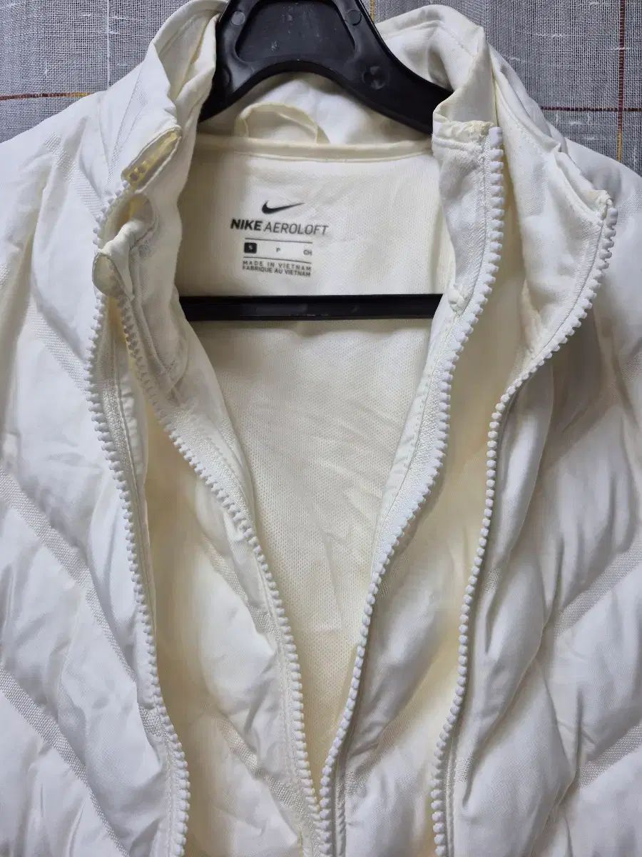 ナイキ エアロロフト ダウン