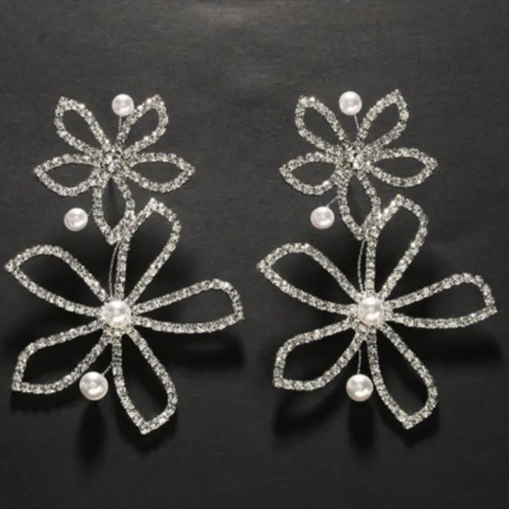 シルバー 花モチーフ ピアス パール付き Elizabeth Bower 風 - メルカリ
