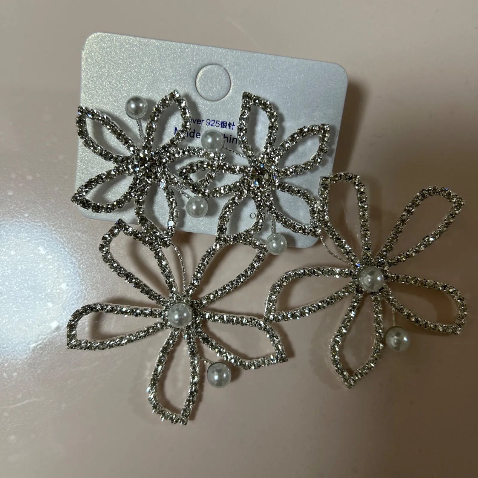 シルバー 花モチーフ ピアス パール付き Elizabeth Bower 風 - メルカリ
