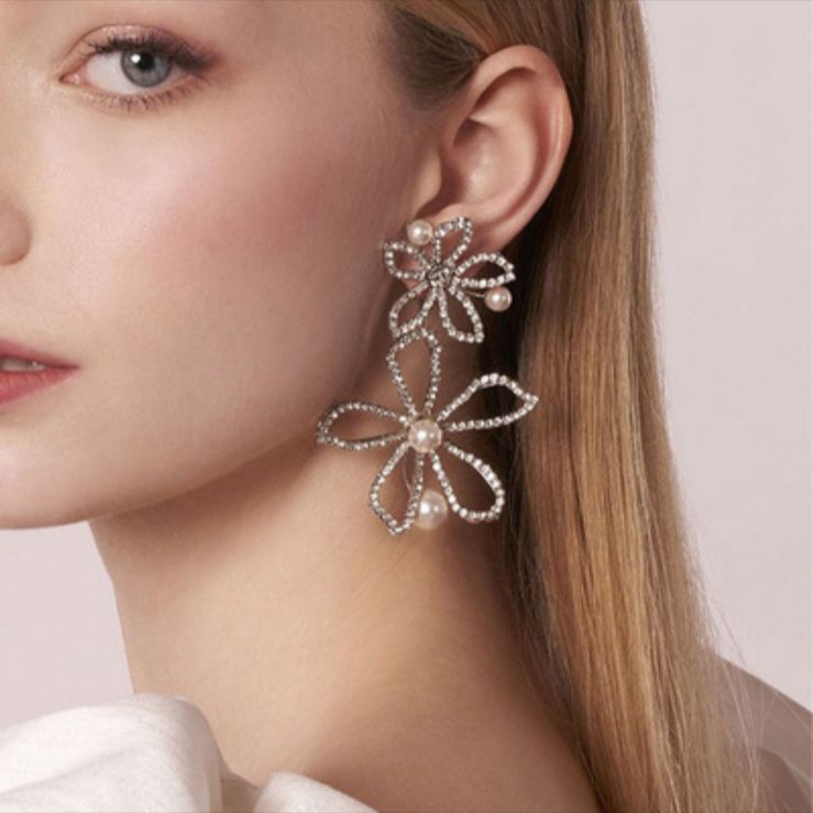 シルバー 花モチーフ ピアス パール付き Elizabeth Bower 風 - メルカリ