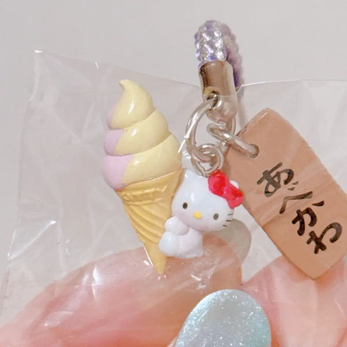 サンリオ クラシック ハローキティ アイスクリーム ストラップ - メルカリ