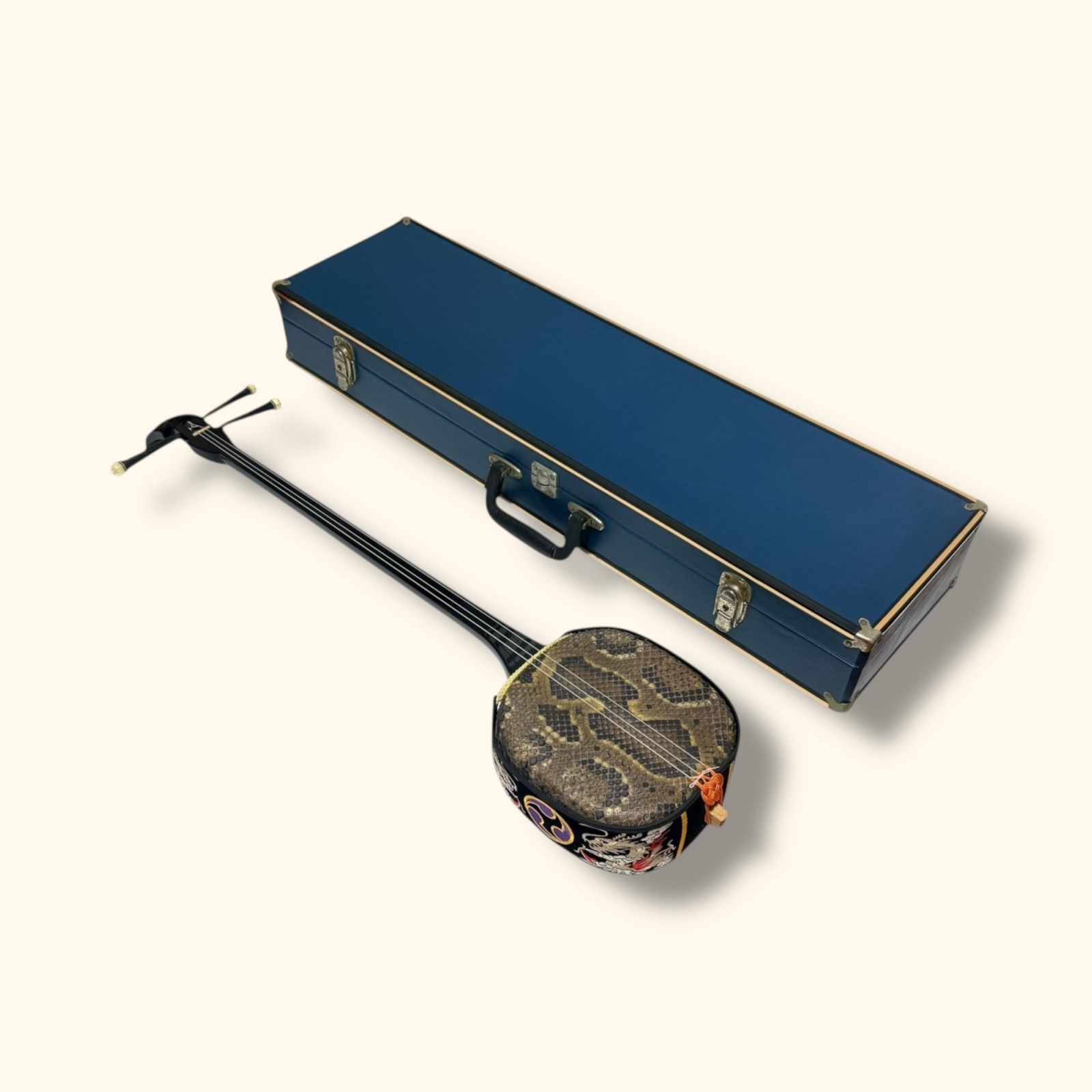【中古】三線　沖縄/石垣島 ケース付き 沖縄 三線 蛇皮 真壁型 ハードケース付 - メルカリ