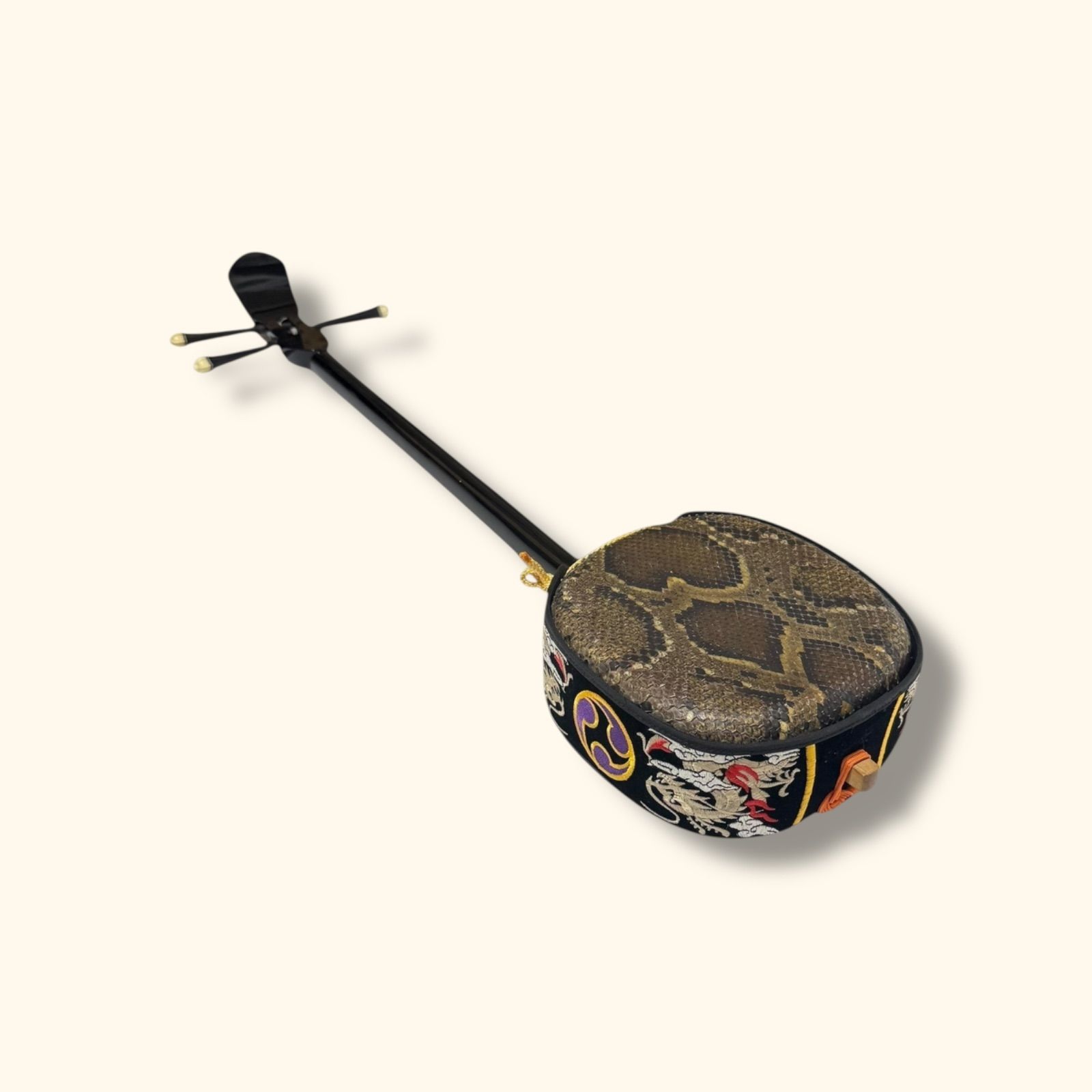 沖縄 三線 蛇皮 真壁型 ハードケース付 - メルカリ