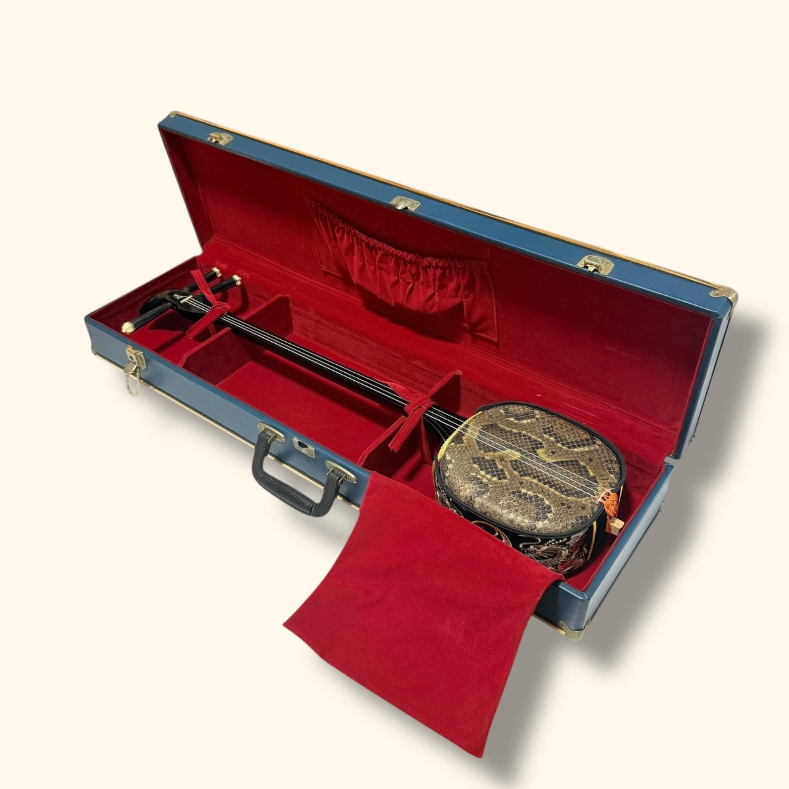 沖縄 三線 蛇皮 真壁型 ハードケース付 - メルカリ