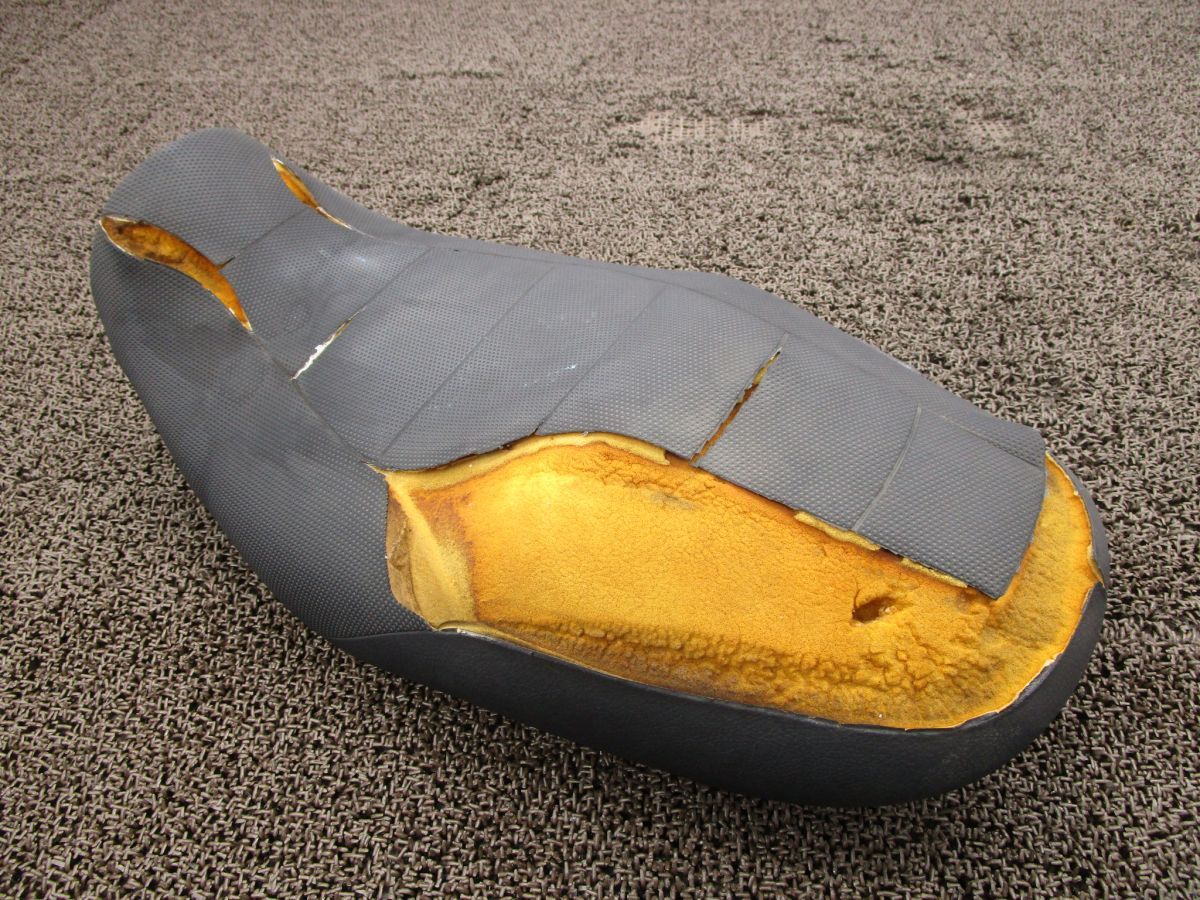 イナズマ1200 シート A9562！GV76A スズキ 【 V719 】 INAZUMA キャブ車