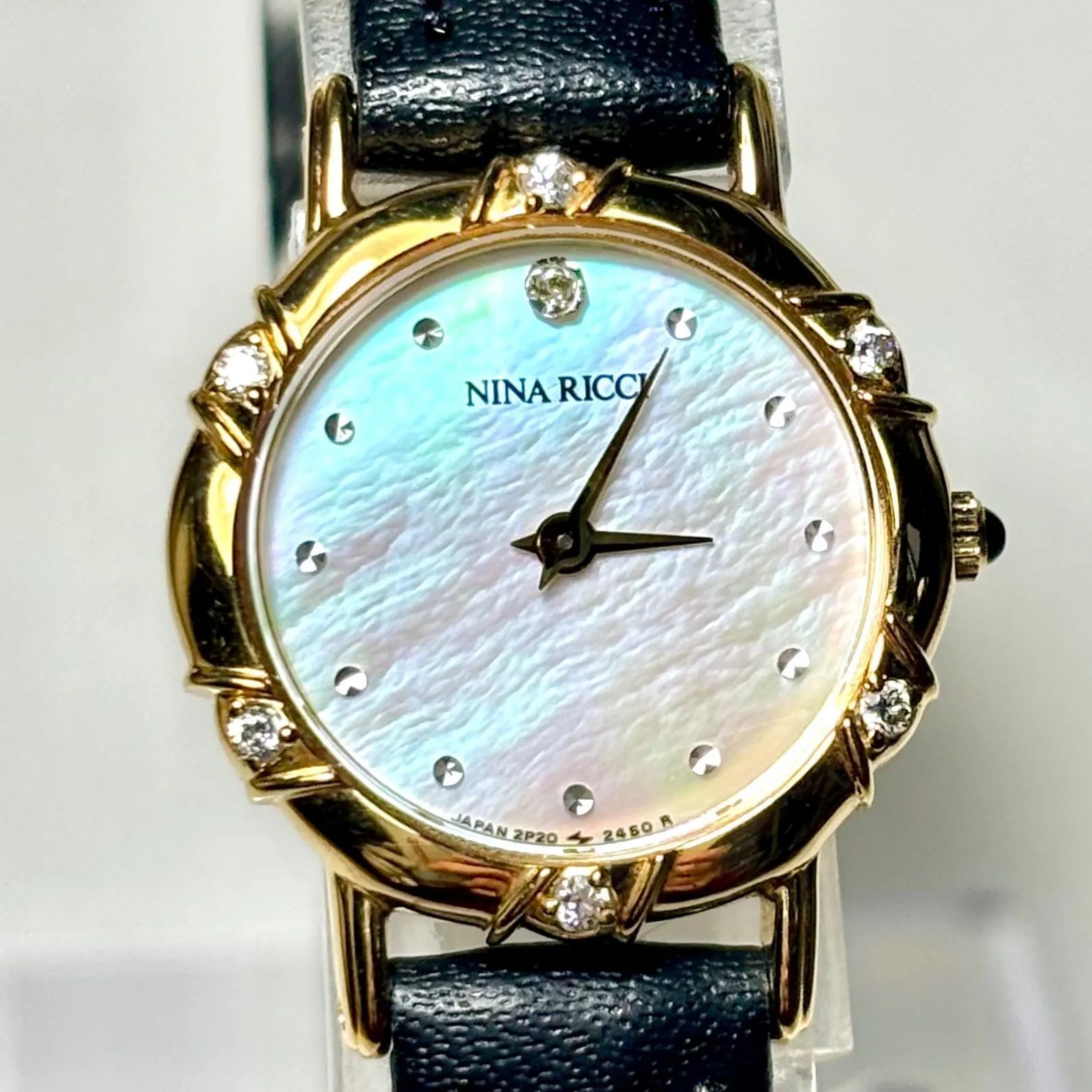 美品/新品電池】NINA RICCI ニナリッチ 7Pダイヤ シェル レディース