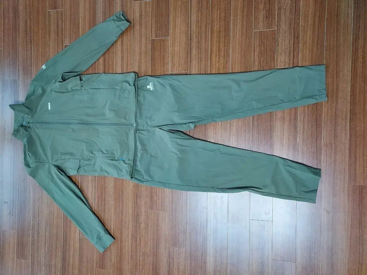 NEPA ウィンドブレーカー 上下セット カーキ色