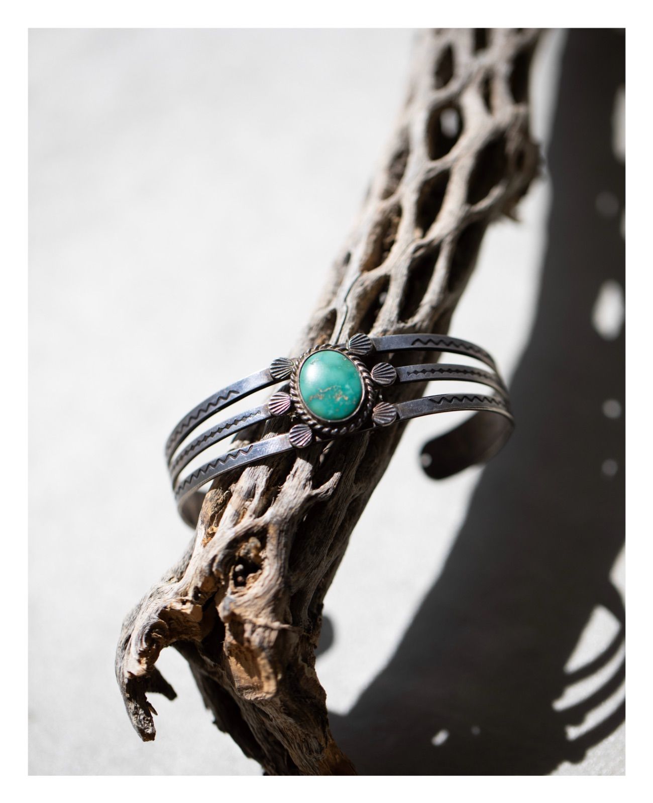 ナバホ 1920-1930年代 トリプルシャンク グリーン ターコイズ ハンドスタンプ シルバー バングル フレッドハービー