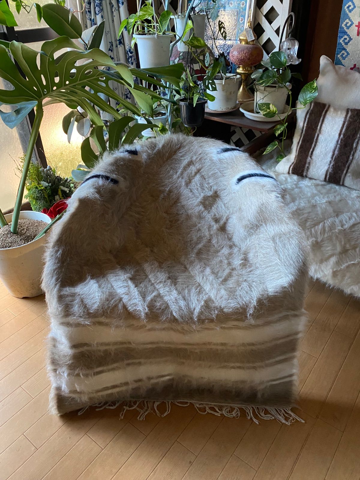 の色合 新しいシイルトバッタニイェ アンゴラヤギのモヘアで織られたモフモフ暖かい毛布 トルコ現地より直輸入27年 のみ実現の価格と質 是非ラグやソファや椅子に でお部屋がおしゃれに 車にも あると四季を通じて重宝 ギフトにも最適な