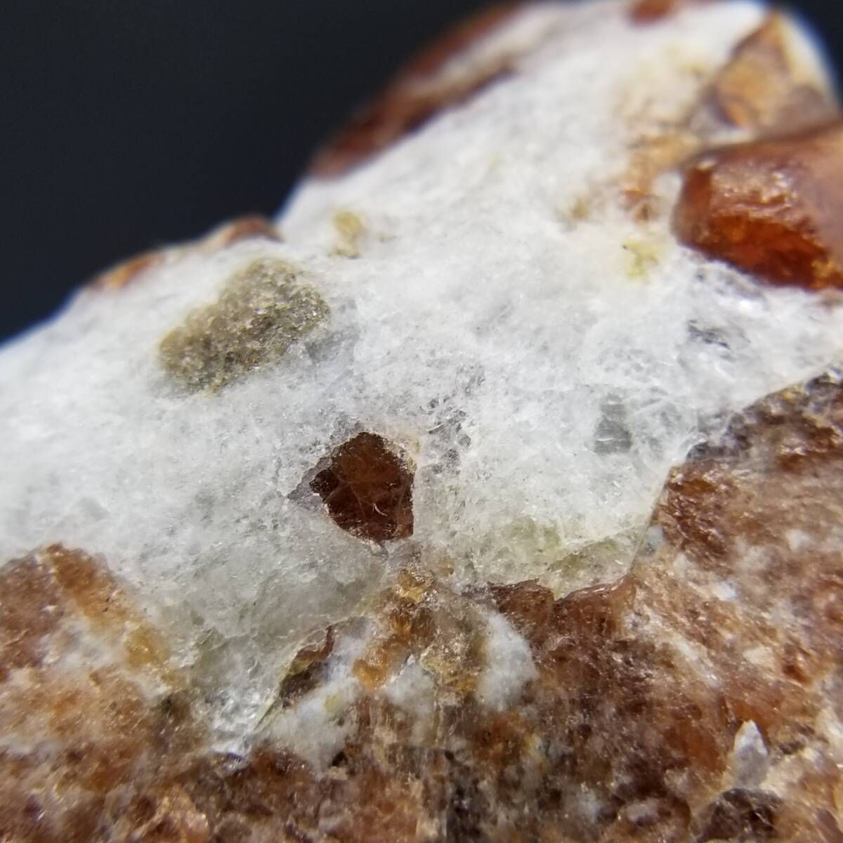 パキスタン産 スペサルティンガーネット クォーツ クリスタル 母岩付き