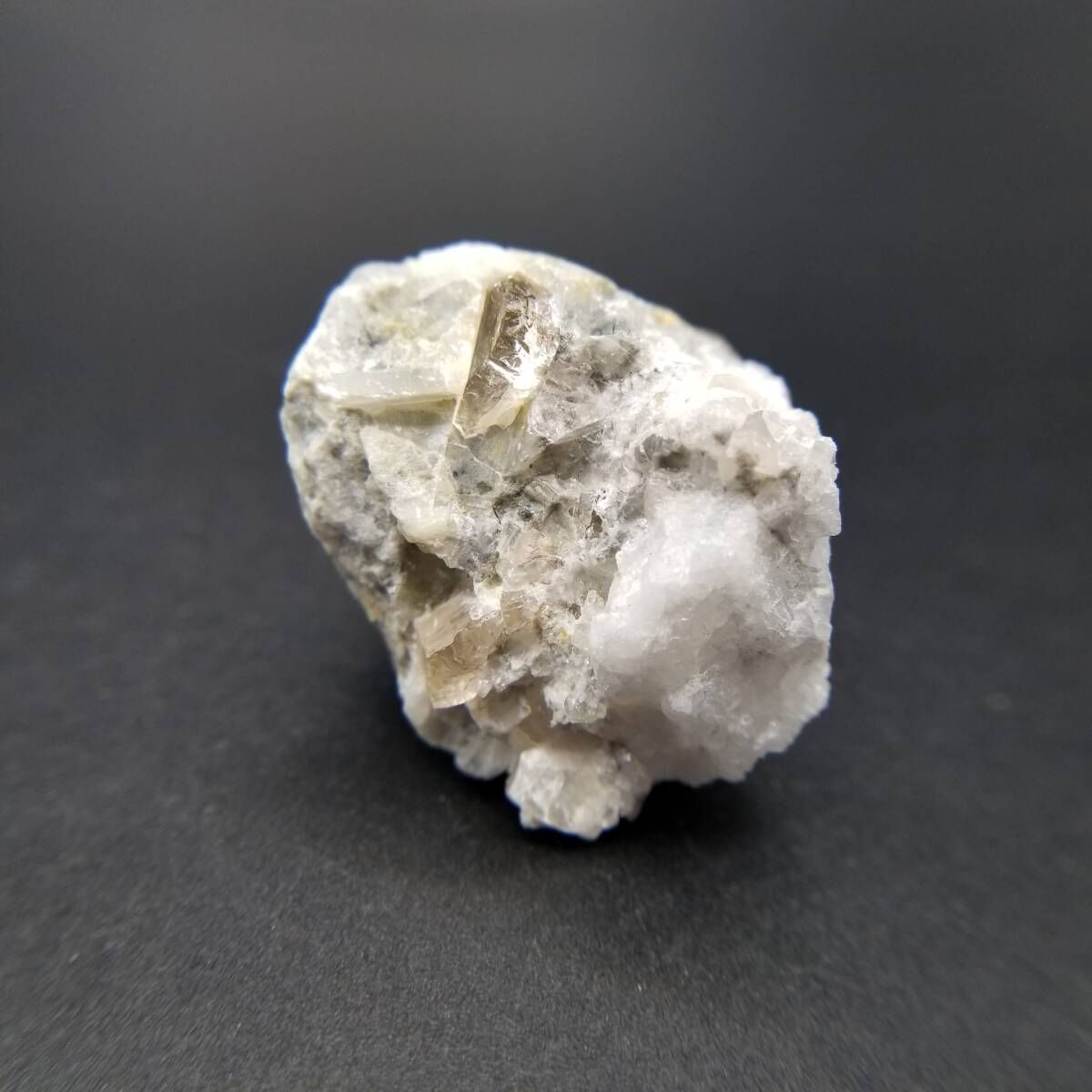 パキスタン産 クォーツ クリスタル 母岩付き 原石 鉱物 標本 鉱石 石英