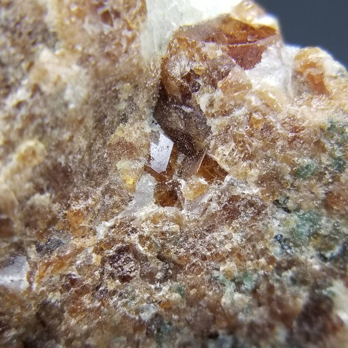 パキスタン産 スペサルティンガーネット クォーツ クリスタル 母岩付き