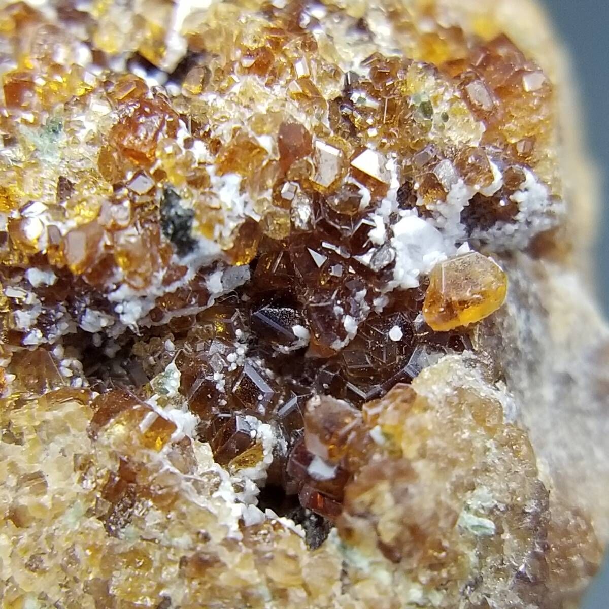 パキスタン産　アクアマリン　スペサルティンガーネット　共生 パキスタン産 スペサルティンガーネット クォーツ クリスタル 母岩付き