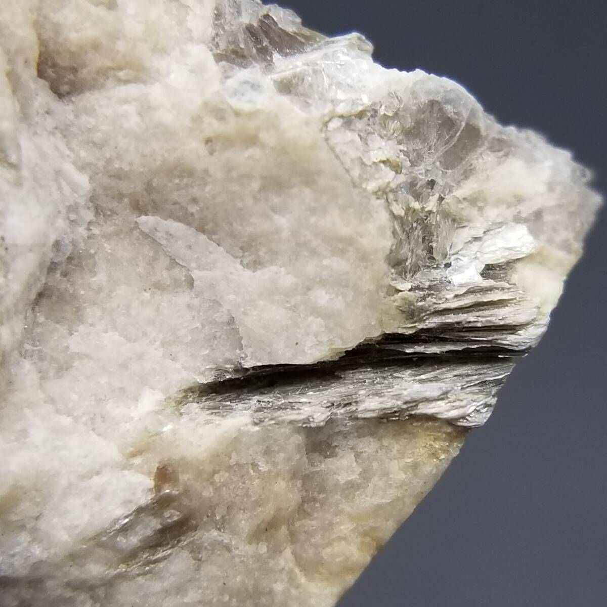 パキスタン産 アクアマリン 白雲母 長石 メタリック 共生鉱物 原石