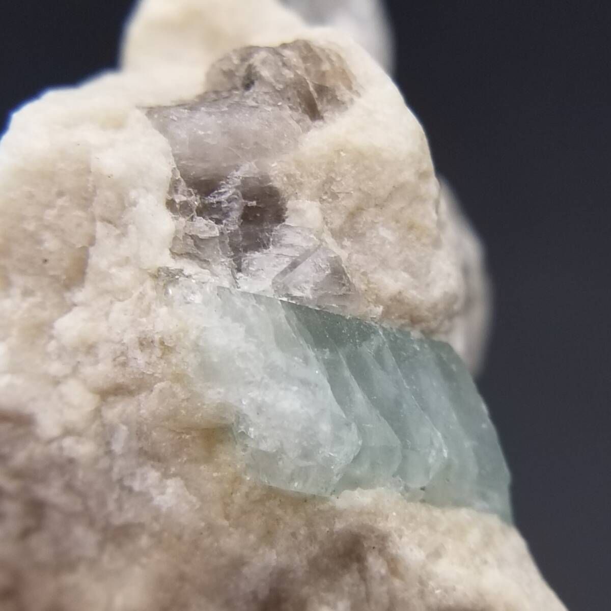 アクアマリン マスコバイト 鉱物 標本 原石 パキスタン産 アクアマリン 白雲母 長石 メタリック 共生鉱物 原石