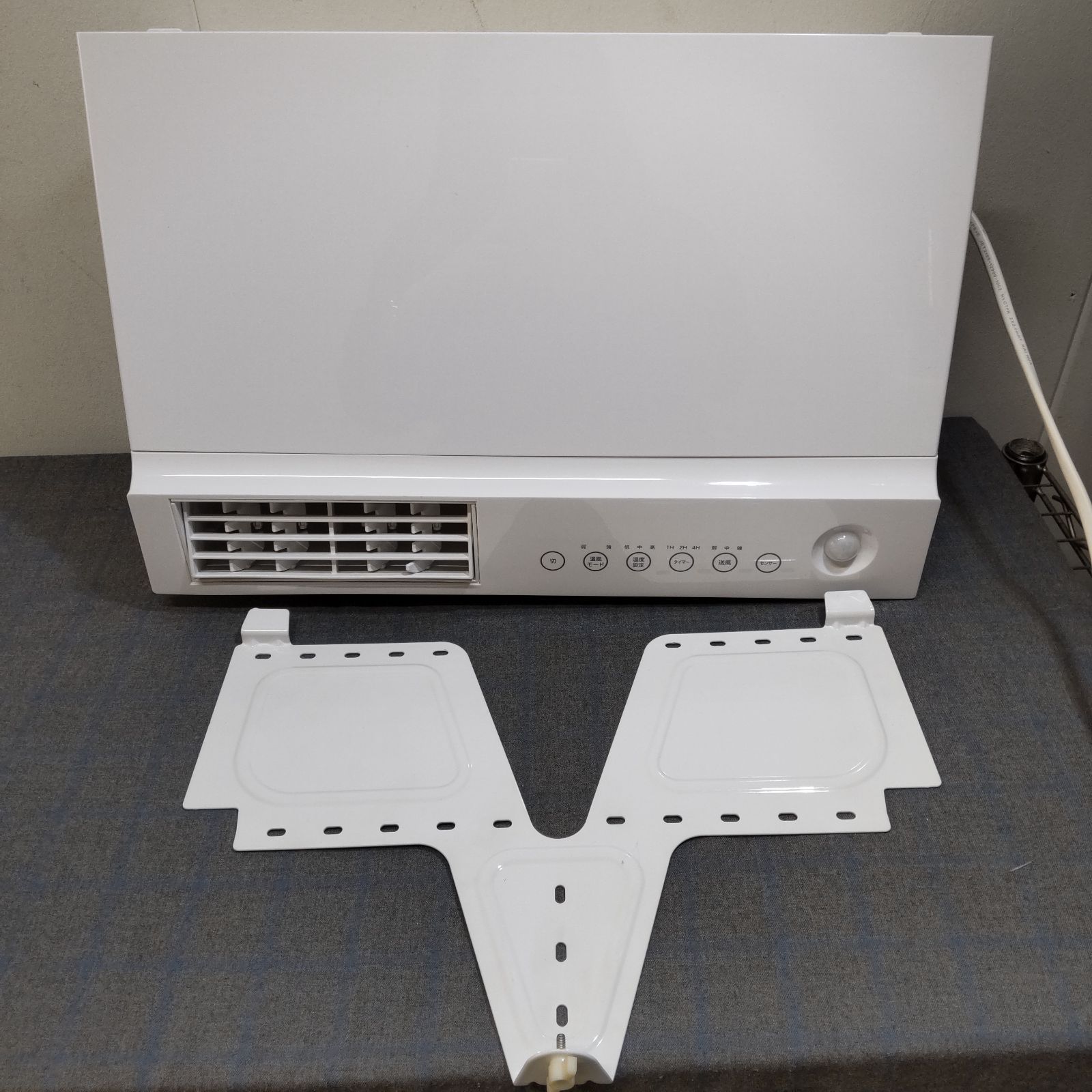 THREEUP スリーアップ 人感センサー付 壁掛け式 脱衣所専用ワイド