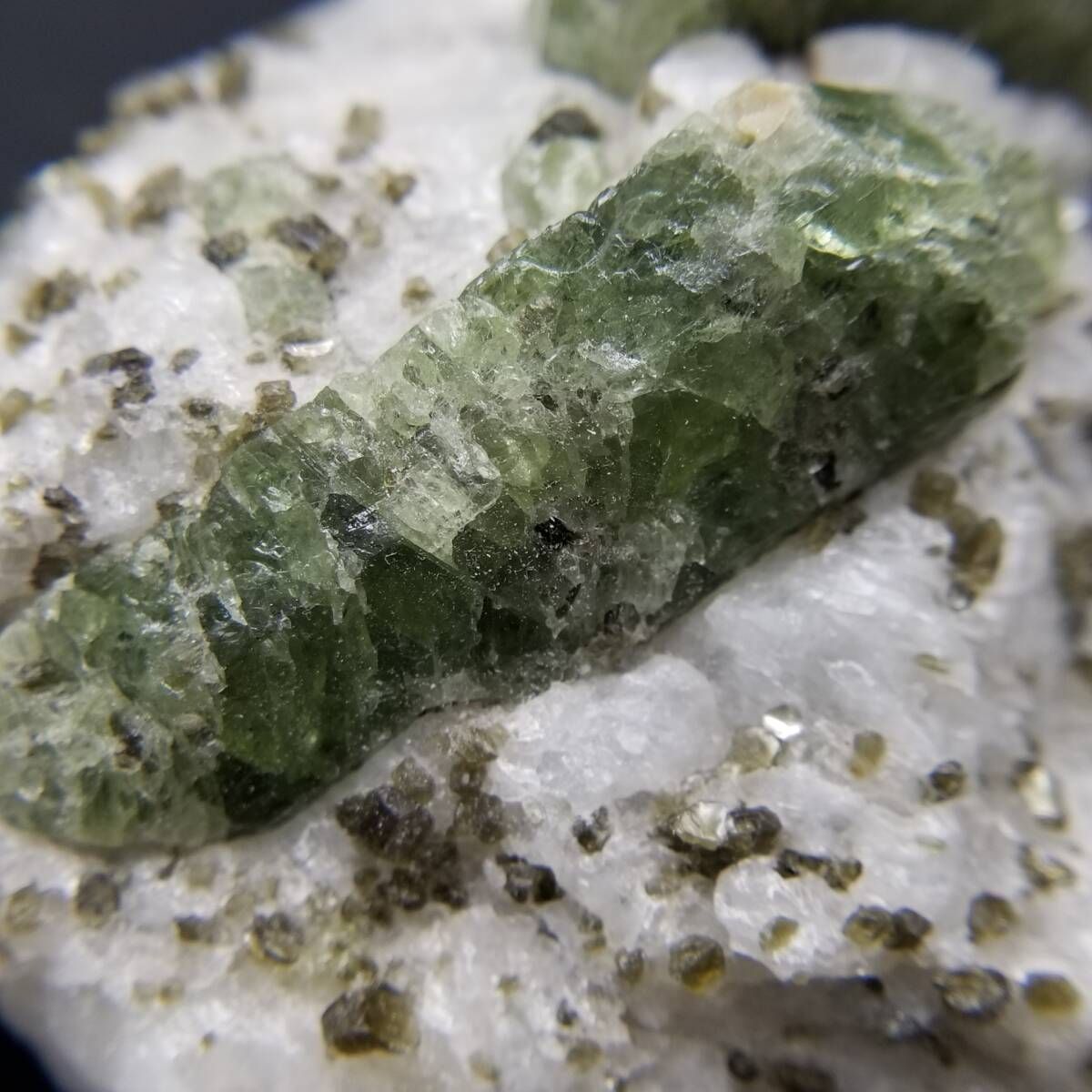 Badakhshan産 Diopside ダイオプサイド 原石 鉱物標本 グリーン結晶