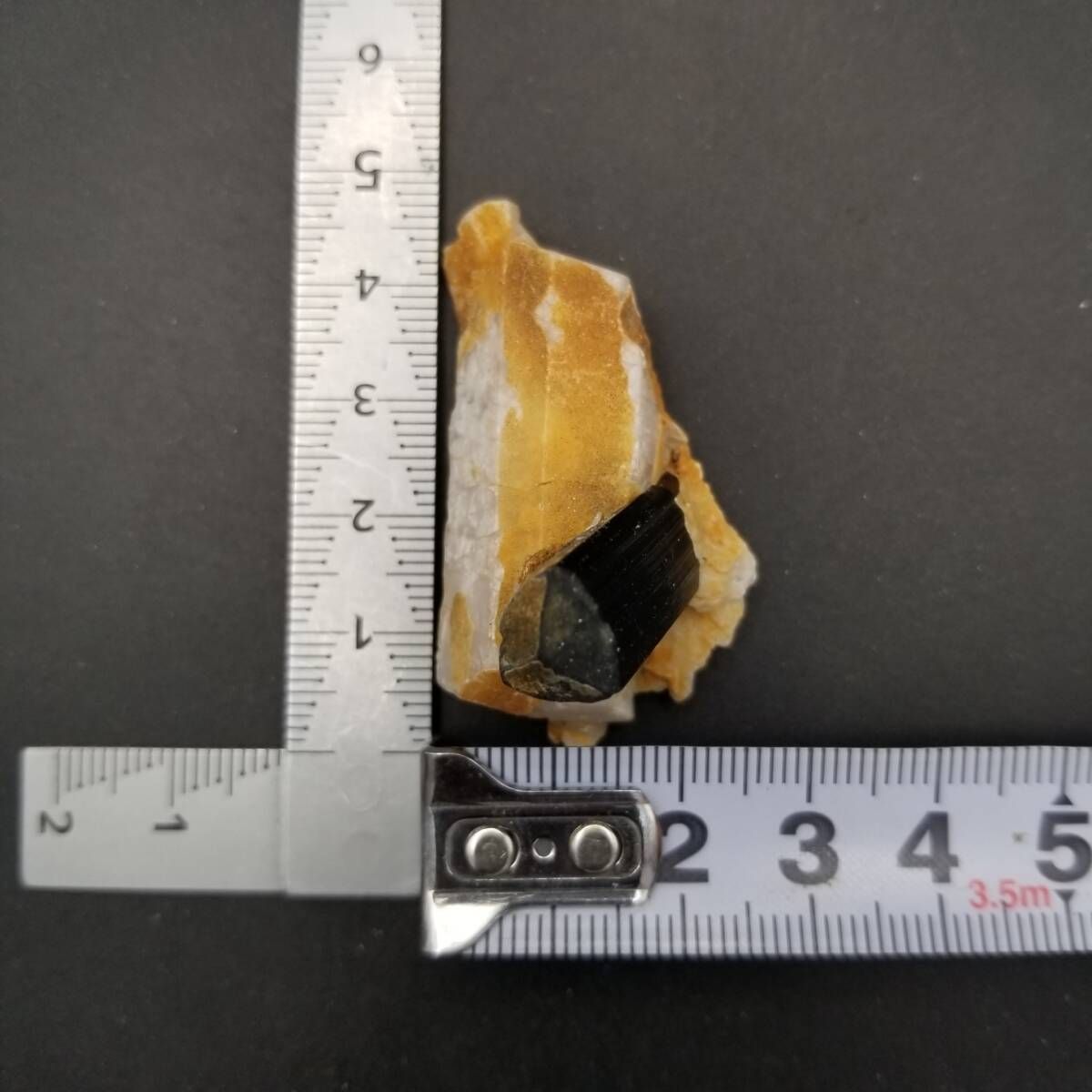 Skardu産 ブラックトルマリン 原石 母岩付き 艶のある結晶 天然鉱物