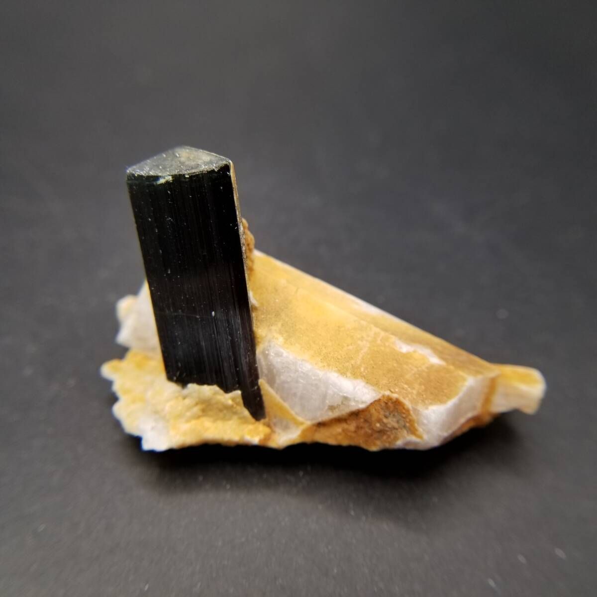 鉱物標本 トルマリン クォーツ 原石 標本 共生 パキスタン産 Skardu産 ブラックトルマリン 原石 母岩付き 艶のある結晶 天然鉱物