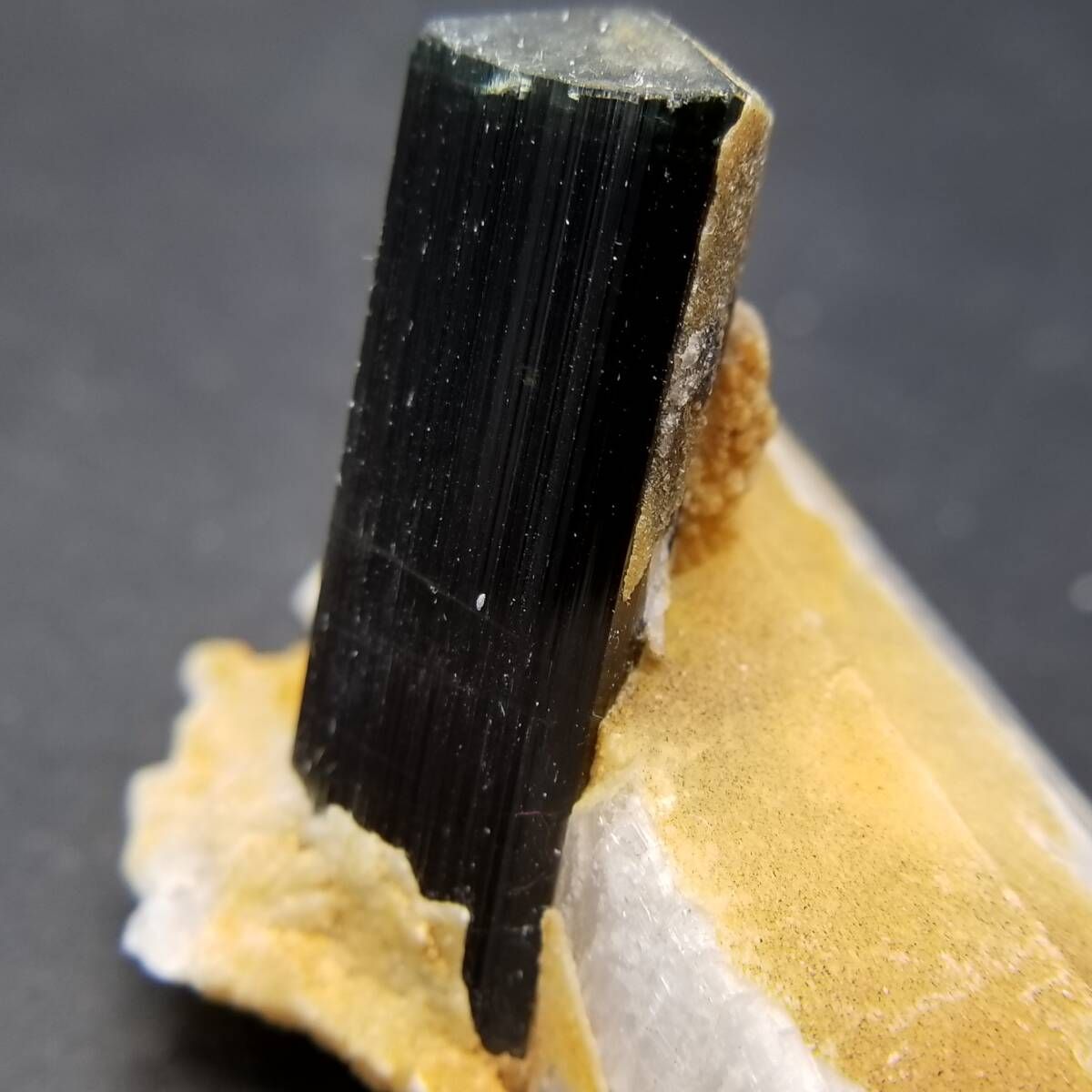 大サイズのトルマリン原石（パキスタン産） Skardu産 ブラックトルマリン 原石 母岩付き 艶のある結晶 天然鉱物