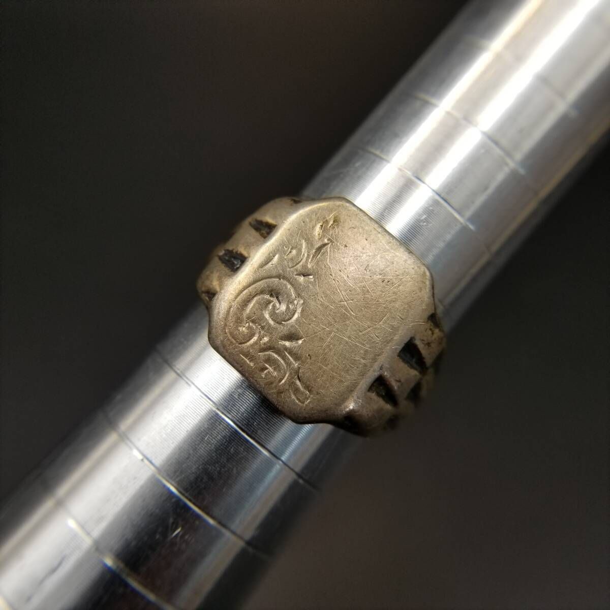 1956年 英国 ヴィンテージ フローラル彫金 八角形 925 シルバー シグネット リング 指輪 銀 アールデコ メンズ Chester ホールマーク Y25-N 1956年 英国 ヴィンテージ フローラル彫金 八角形 925 シルバー