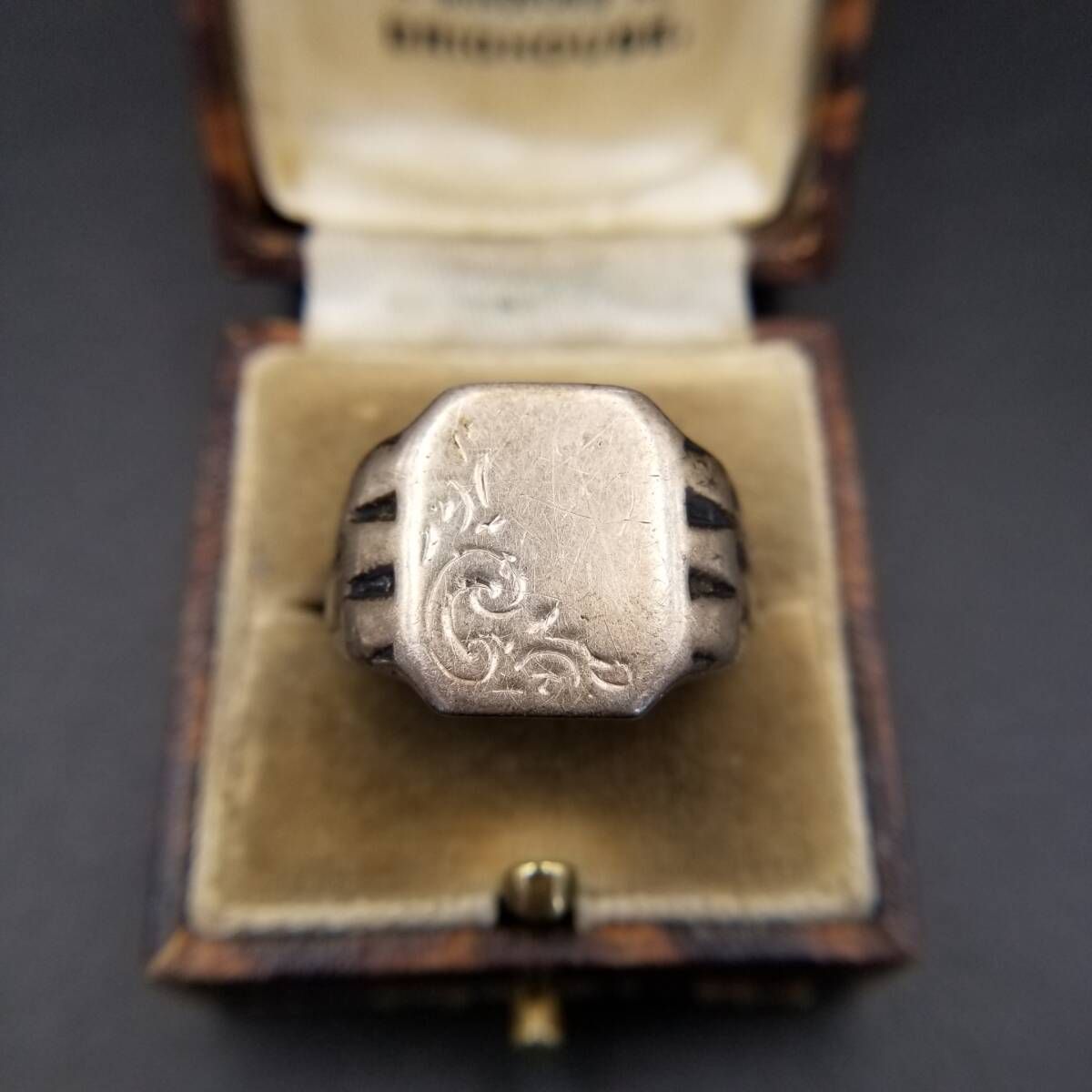 1956年 英国 ヴィンテージ フローラル彫金 八角形 925 シルバー シグネット リング 指輪 銀 アールデコ メンズ Chester ホールマーク Y25-N 1956年 英国 ヴィンテージ フローラル彫金 八角形 925 シルバー