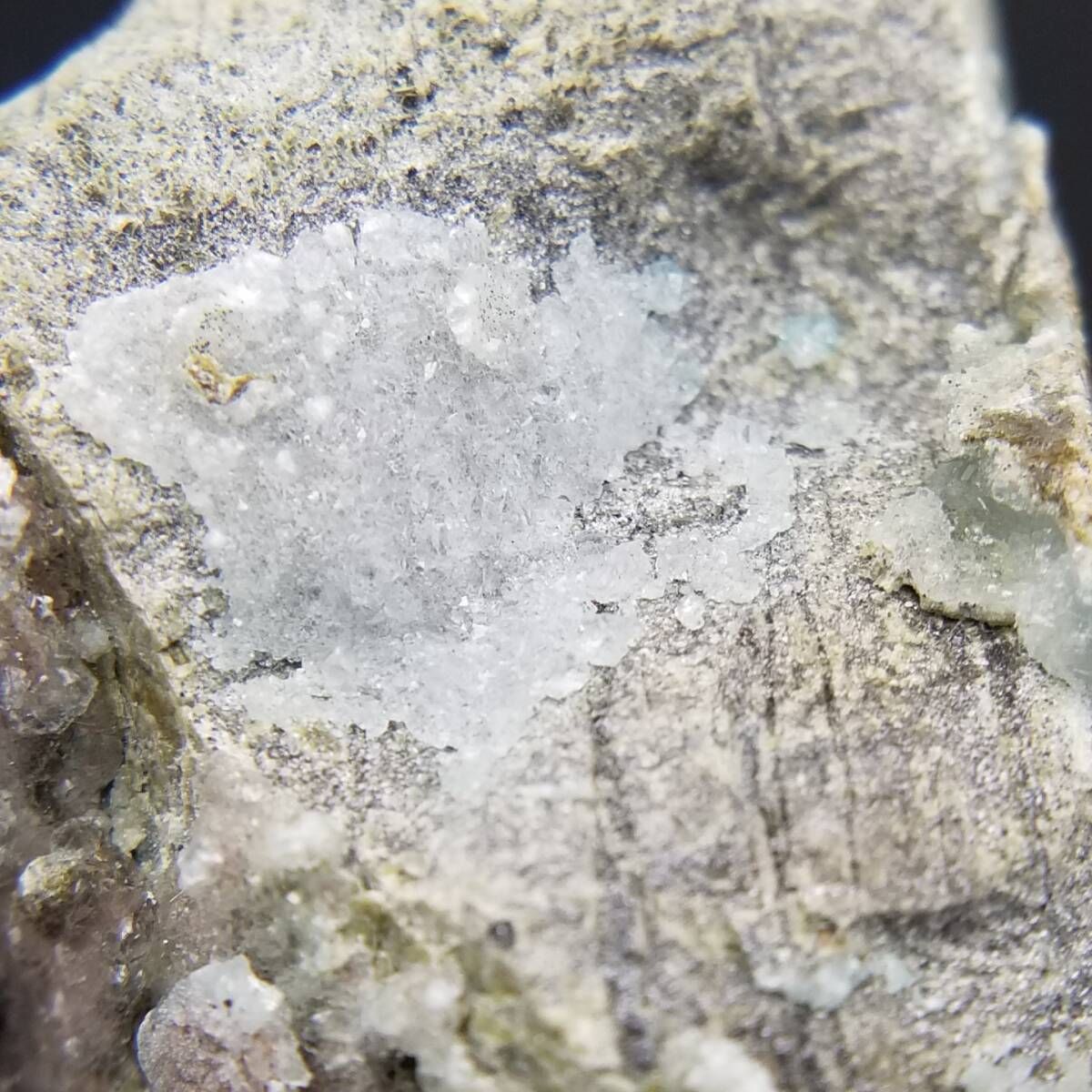 パキスタン スカルドゥ産 淡青アパタイト 原石 鉱物標本 天然石 石英母