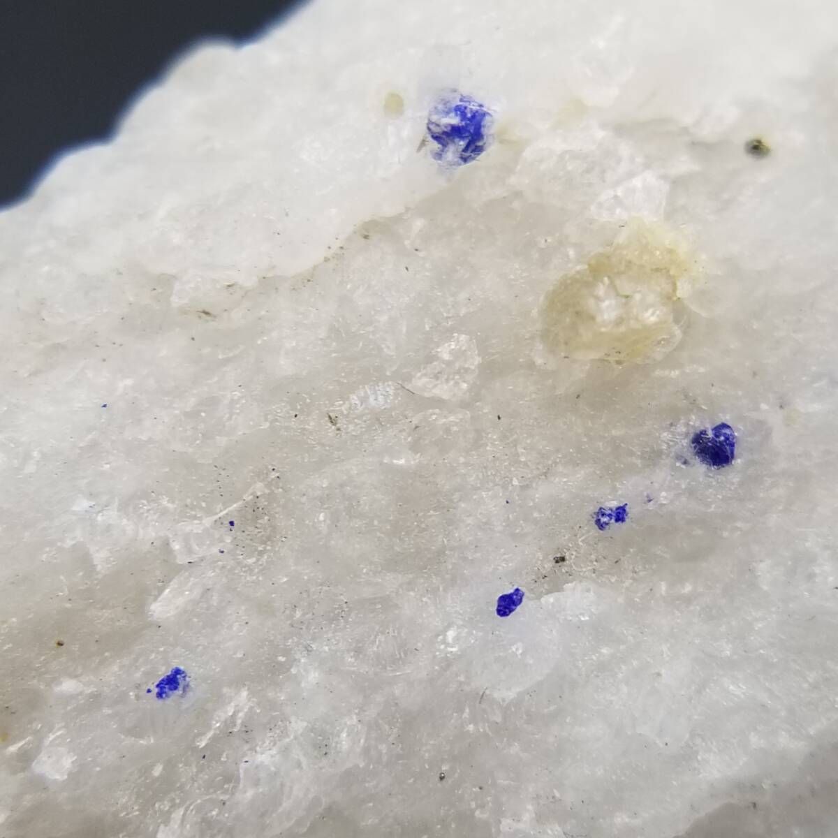 アフガニスタン バダフシャン産 ラズライト 青色母岩付 天然石 原石