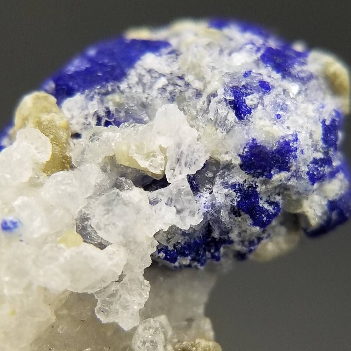 アフガニスタン バダフシャン産 ラズライト 青色母岩付 天然石 原石