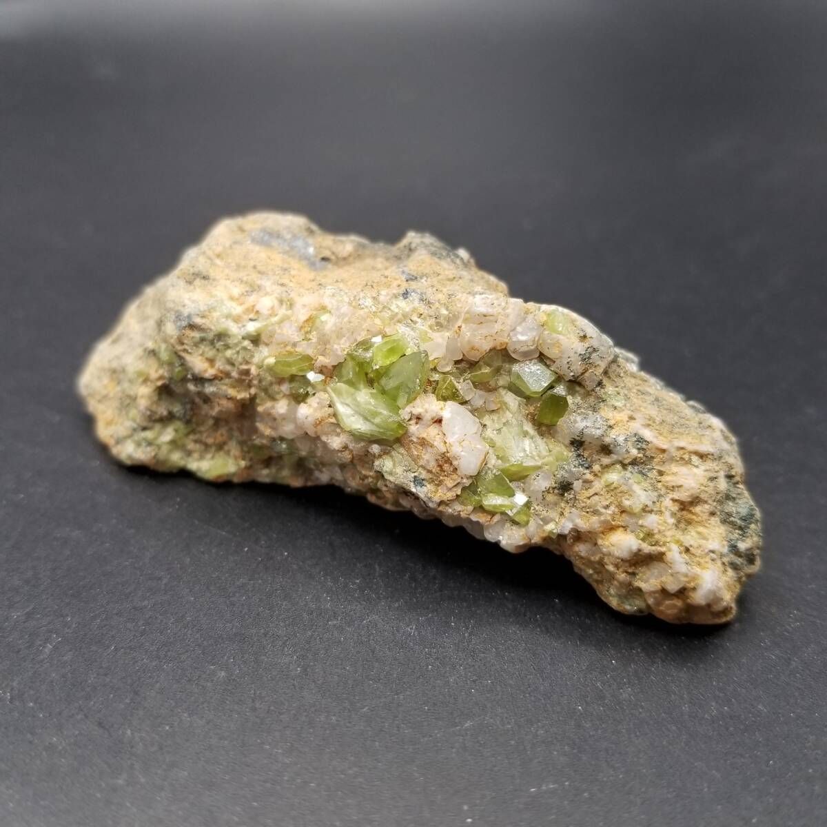 パキスタン産 エピドート 緑簾石 母岩付き 標本 Quartz Epidote 天然石
