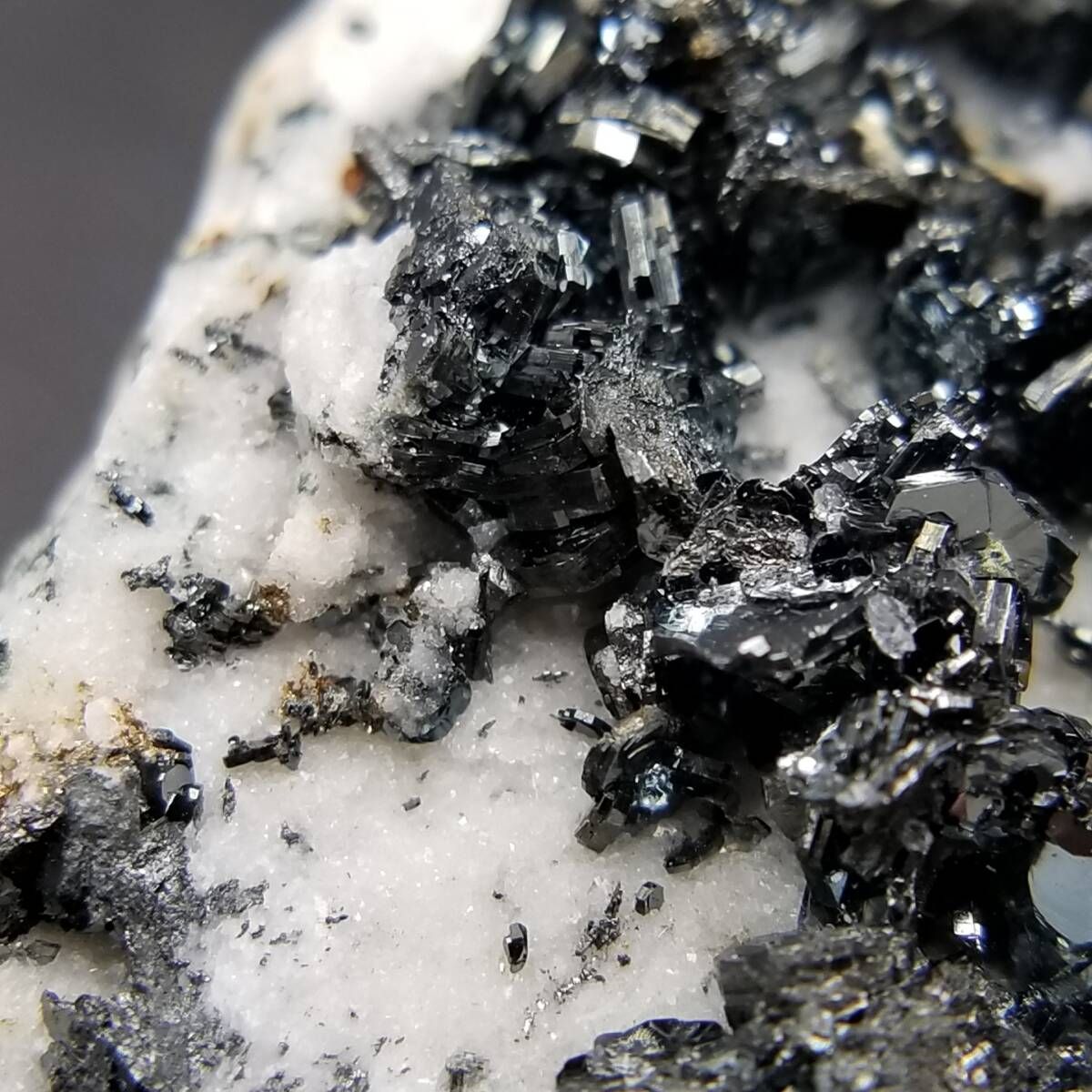 239g　共生結晶付き方鉛鉱　金属的鉛光沢　美品 パキスタン産 ヘマタイト結晶 金属光沢 鏡面プレート 良結晶 標本 47g