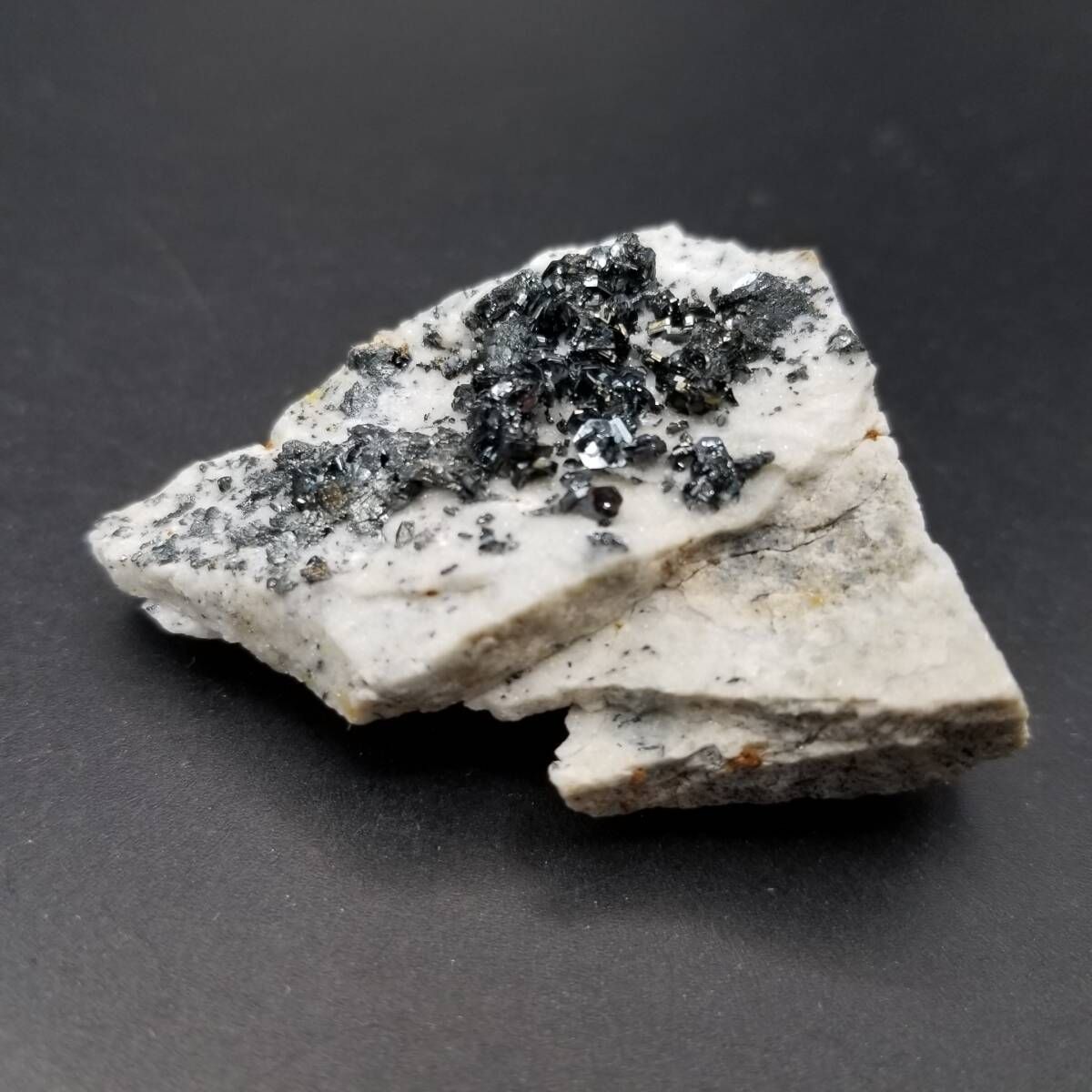 239g　共生結晶付き方鉛鉱　金属的鉛光沢　美品 パキスタン産 ヘマタイト結晶 金属光沢 鏡面プレート 良結晶 標本 47g