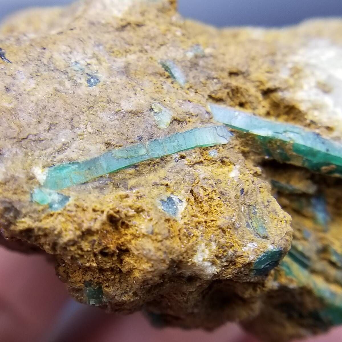 スワート産 エメラルド SWAT 原石 65 g 六角柱結晶 パキスタン産 天然石 鉱物標本 パキスタン 122