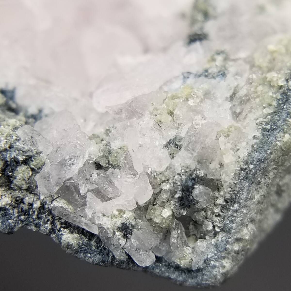 パキスタン産 蛍光マンガンカルサイト クォーツ共生 微細蛍光 星屑状の