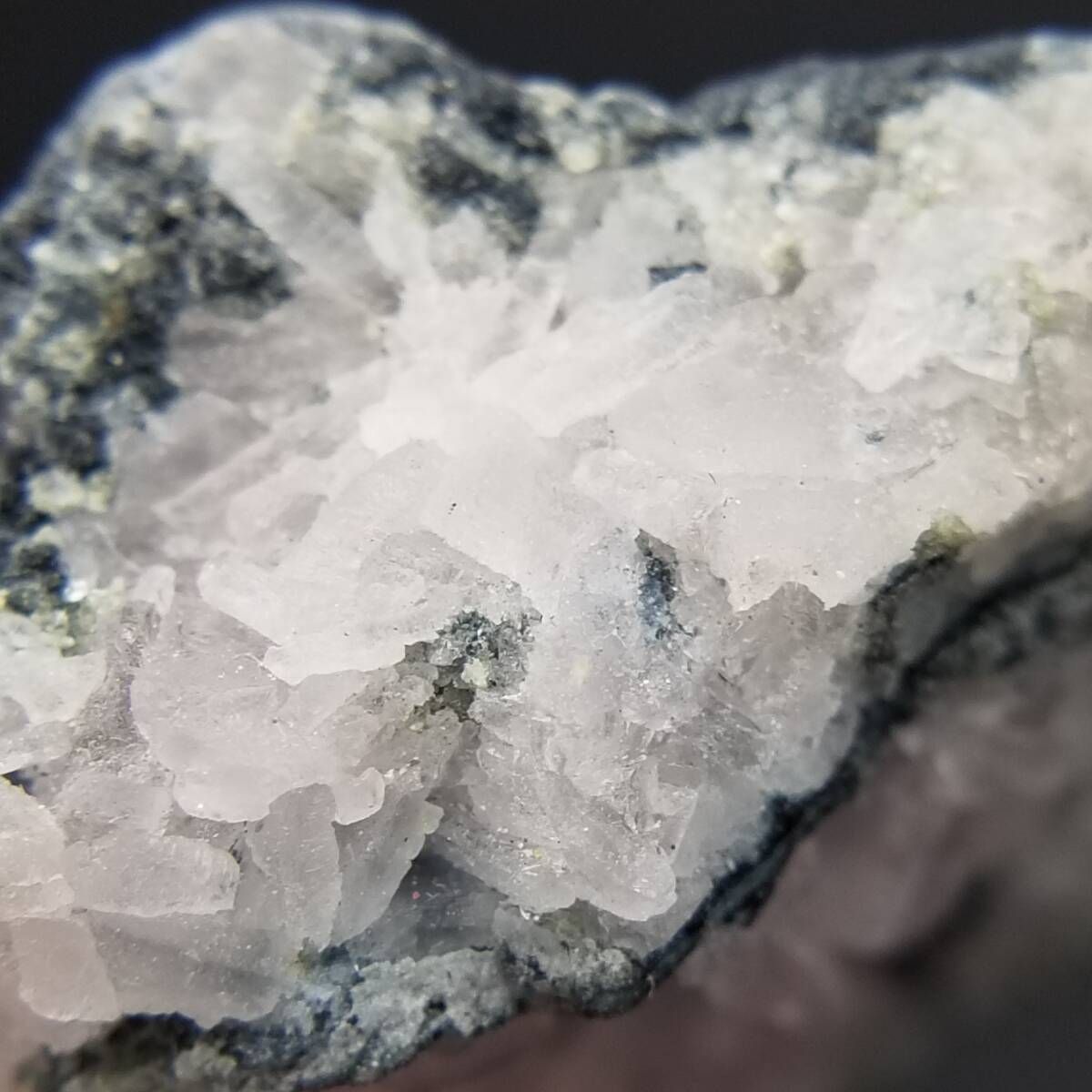 パキスタン産 蛍光マンガンカルサイト クォーツ共生 微細蛍光 星屑状の