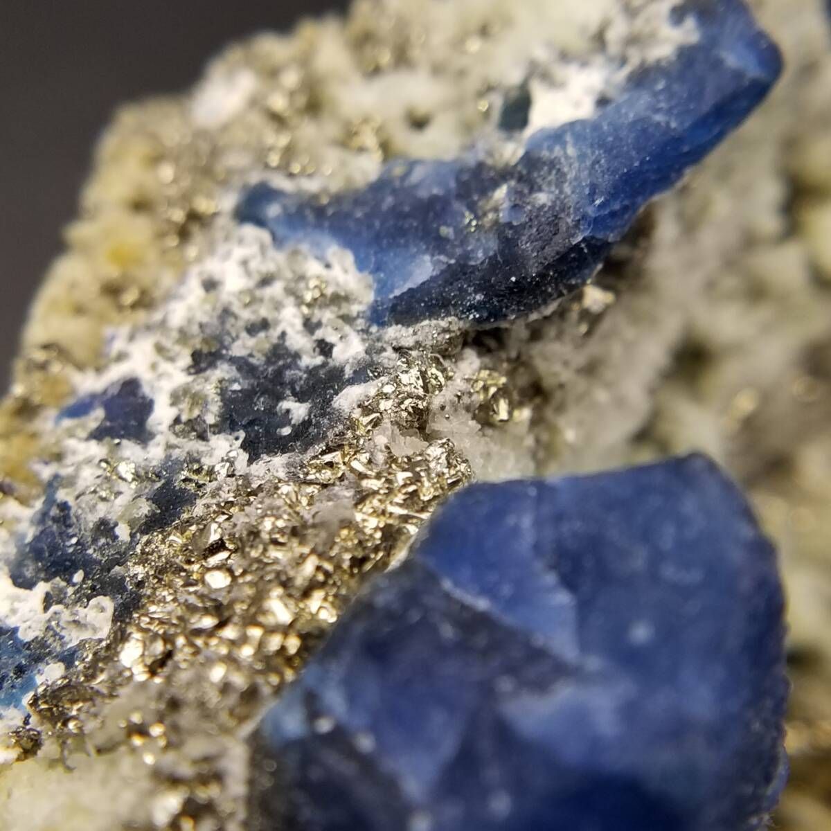 ブルー ラズライト 原石 パイライト 共生 バダフシャン アフガニスタン