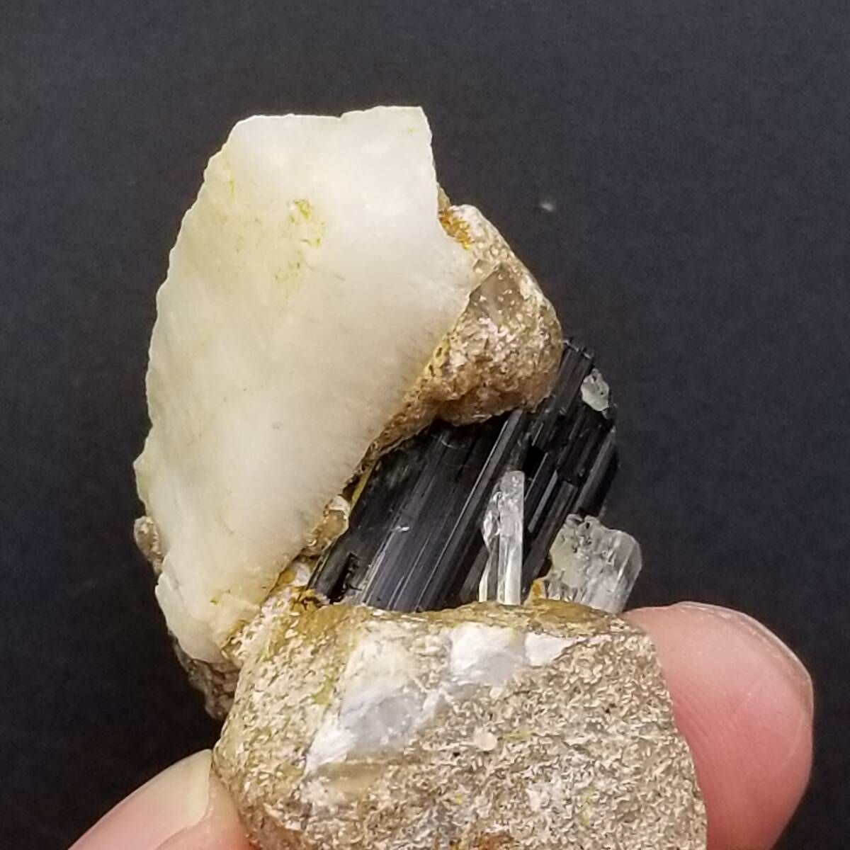 ゴシェナイト 無色ベリル ブラックトルマリン 共生 原石 スカルドゥ産