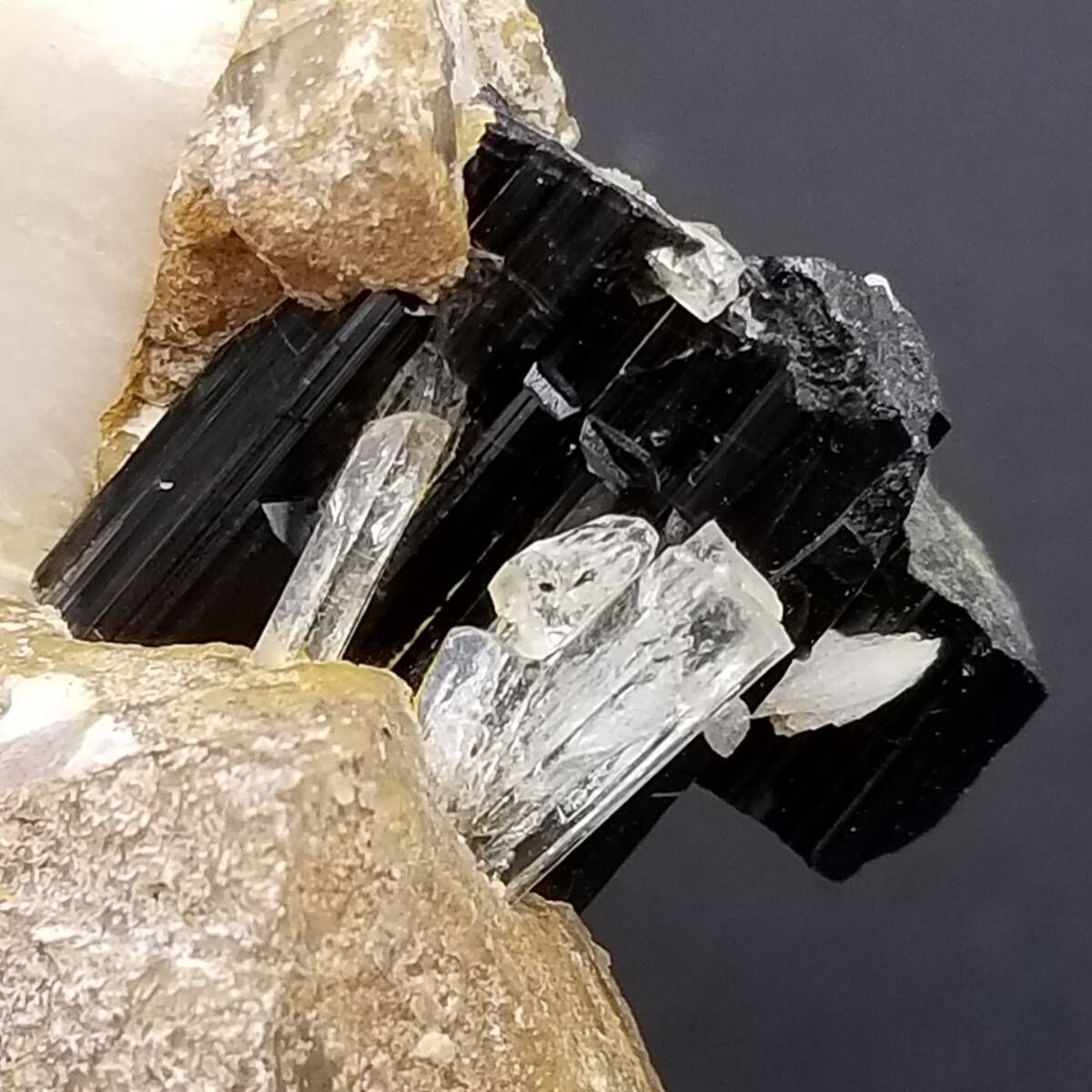 ゴシェナイト 無色ベリル ブラックトルマリン 共生 原石 スカルドゥ産