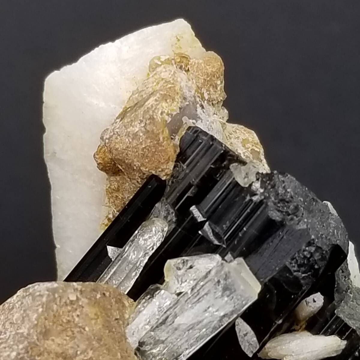 スカルドゥ産 長石上の水晶とブラックトルマリン ゴシェナイト 無色ベリル ブラックトルマリン 共生 原石 スカルドゥ産