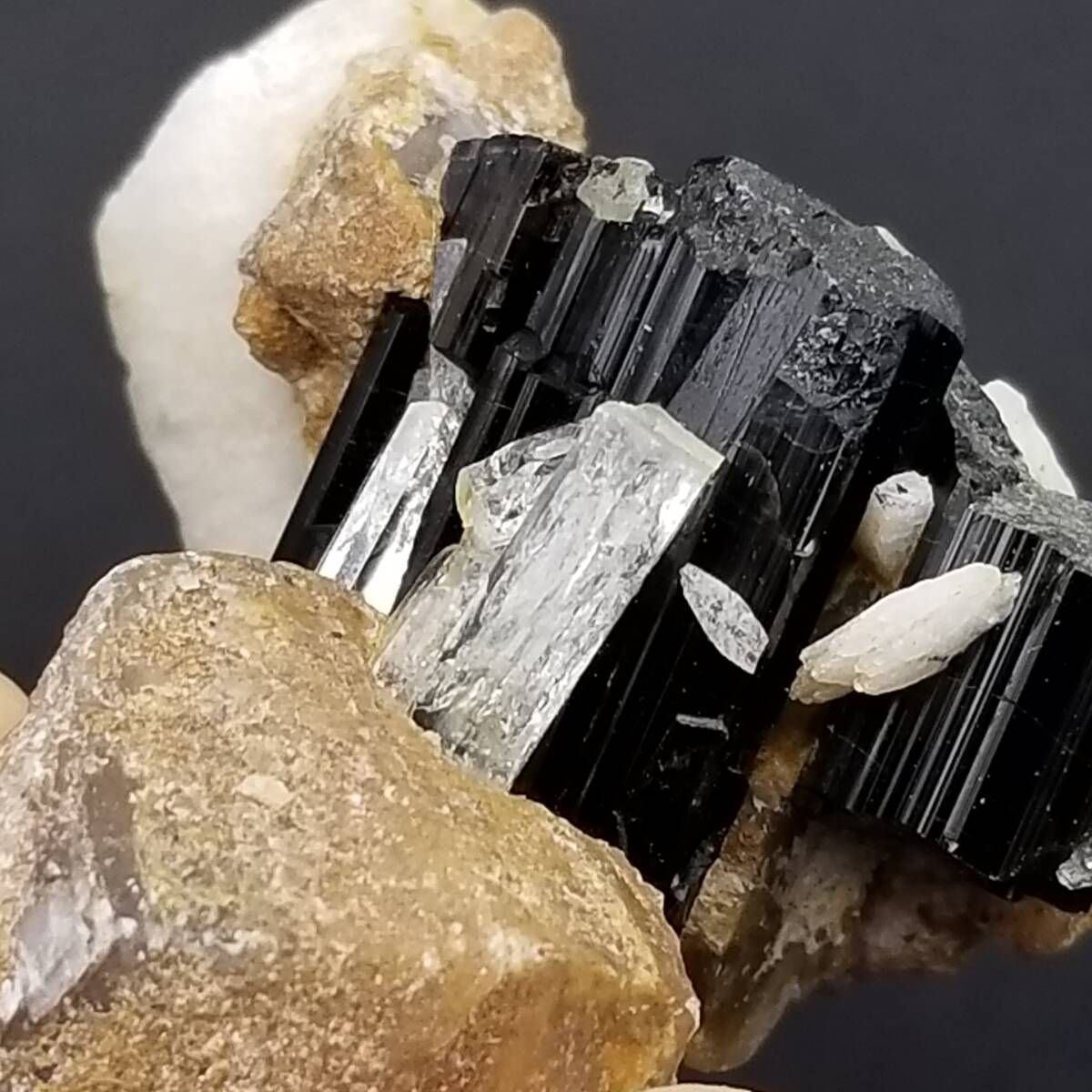 ゴシェナイト 無色ベリル ブラックトルマリン 共生 原石 スカルドゥ産