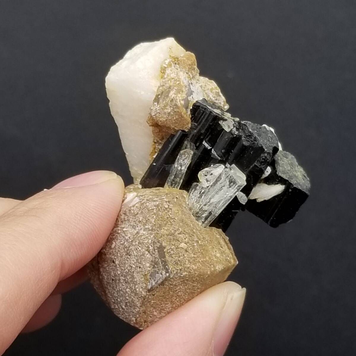 ゴシェナイト 無色ベリル ブラックトルマリン 共生 原石 スカルドゥ産