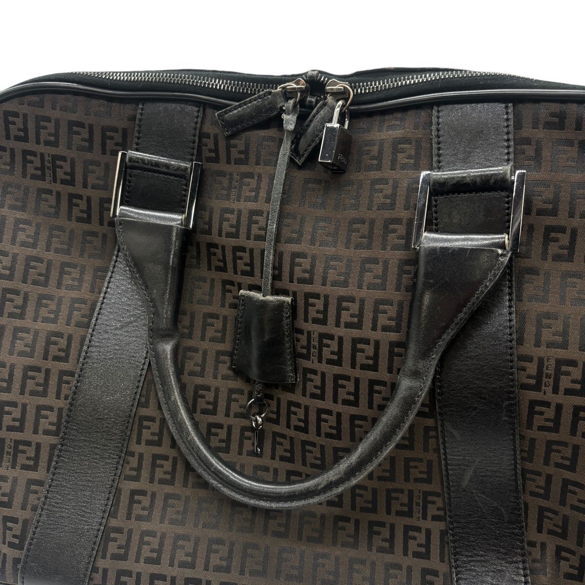 フェンディ　ズッカ柄エナメルボストンバッグ ♪3643 FENDI ズッカ柄 ボストン バッグ 7VV011 ブラウン カデナ 鍵