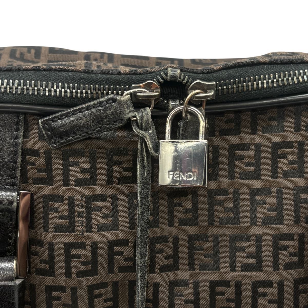 ♪3643 FENDI ズッカ柄 ボストン バッグ 7VV011 ブラウン カデナ 鍵