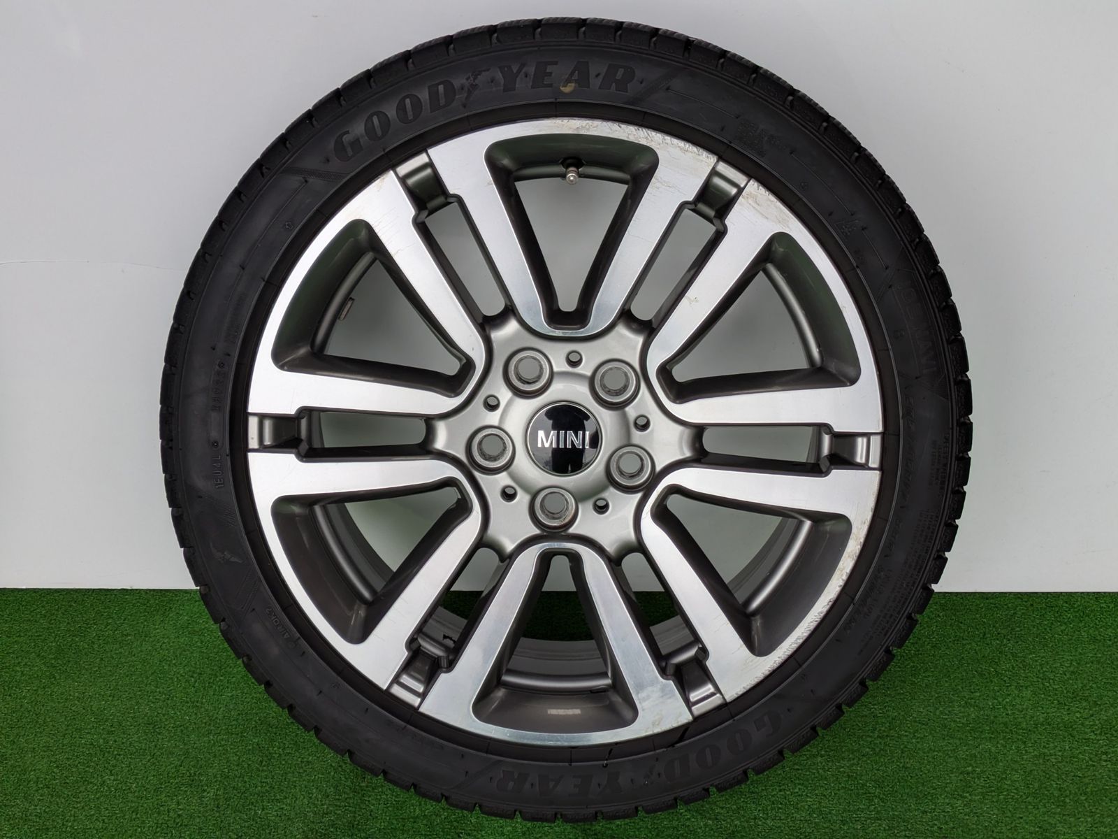 BMW MINI クーパーS 17インチアルミホイール 22年製グッドイヤー アイスナビ8スタッドレスタイヤ 205 45 R 17