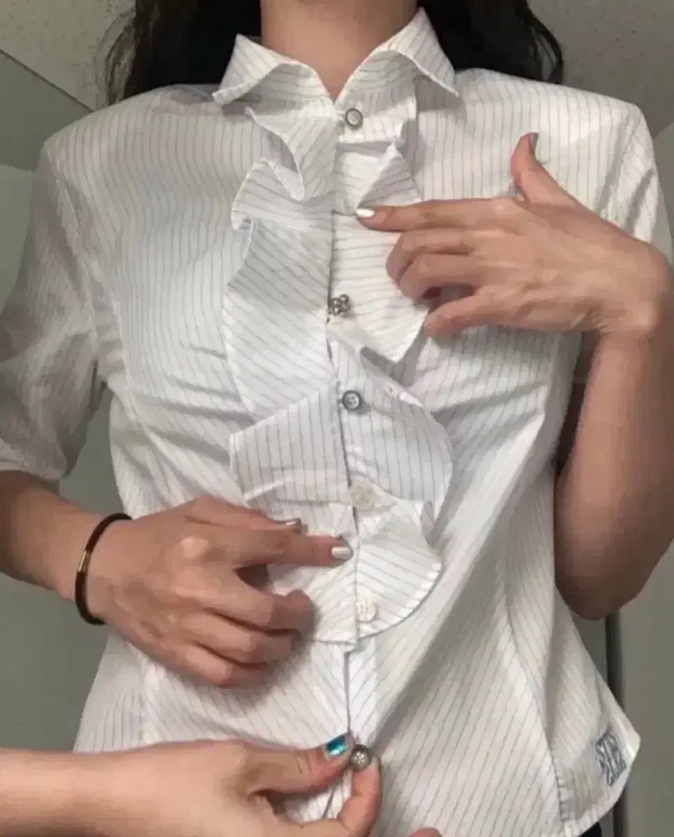 eonts エオンツ マルチ フリル シャツ