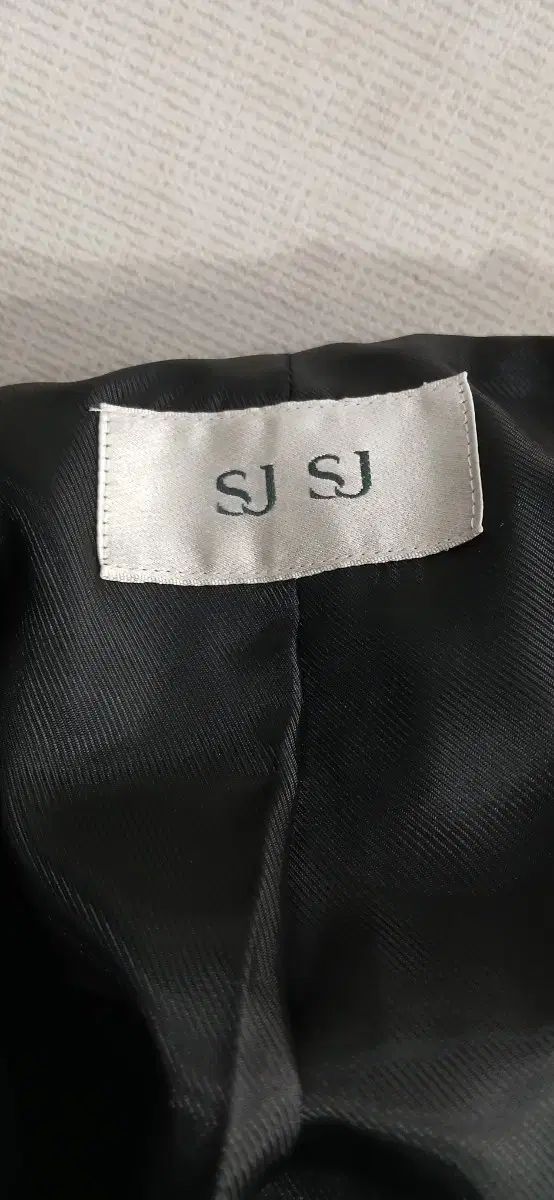 エスジェイエスジェイ ブラック