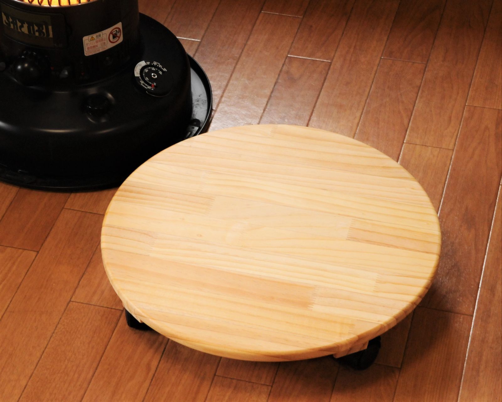 円形ストーブ台車 ウッドナチュラル】台座が丸い石油ストーブに