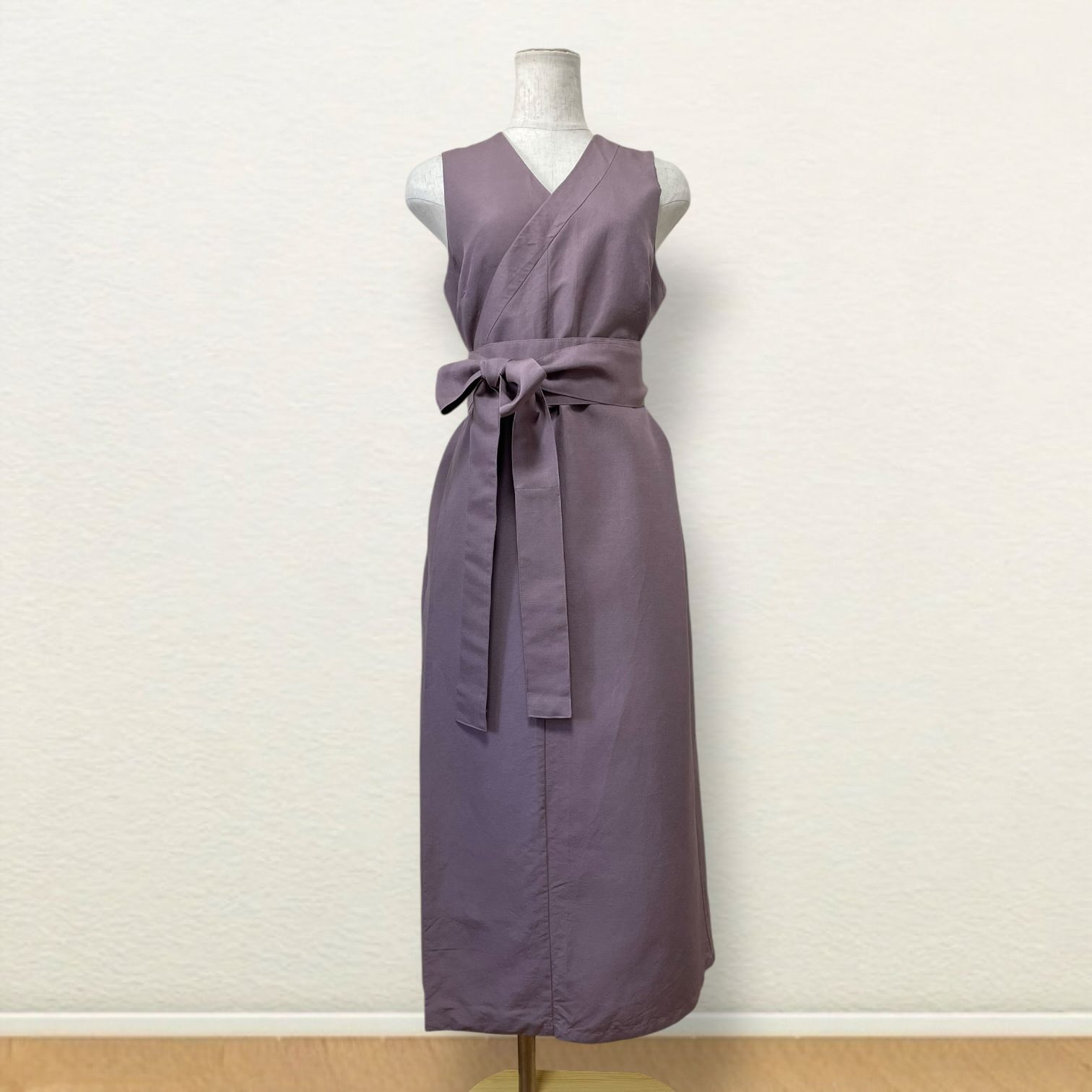 Newデザイン 紬の色無地 Kanataの茶道ドレス Sサイズ 淡いくすみ紫色の１つ紋色無地着物で作った 茶道お稽古着 逆勝手兼用 サッシュベルト 手さげ袋付き