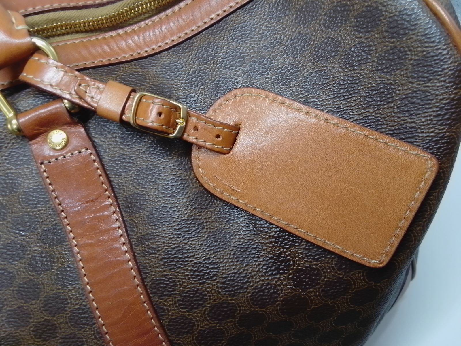 ストラップ付き