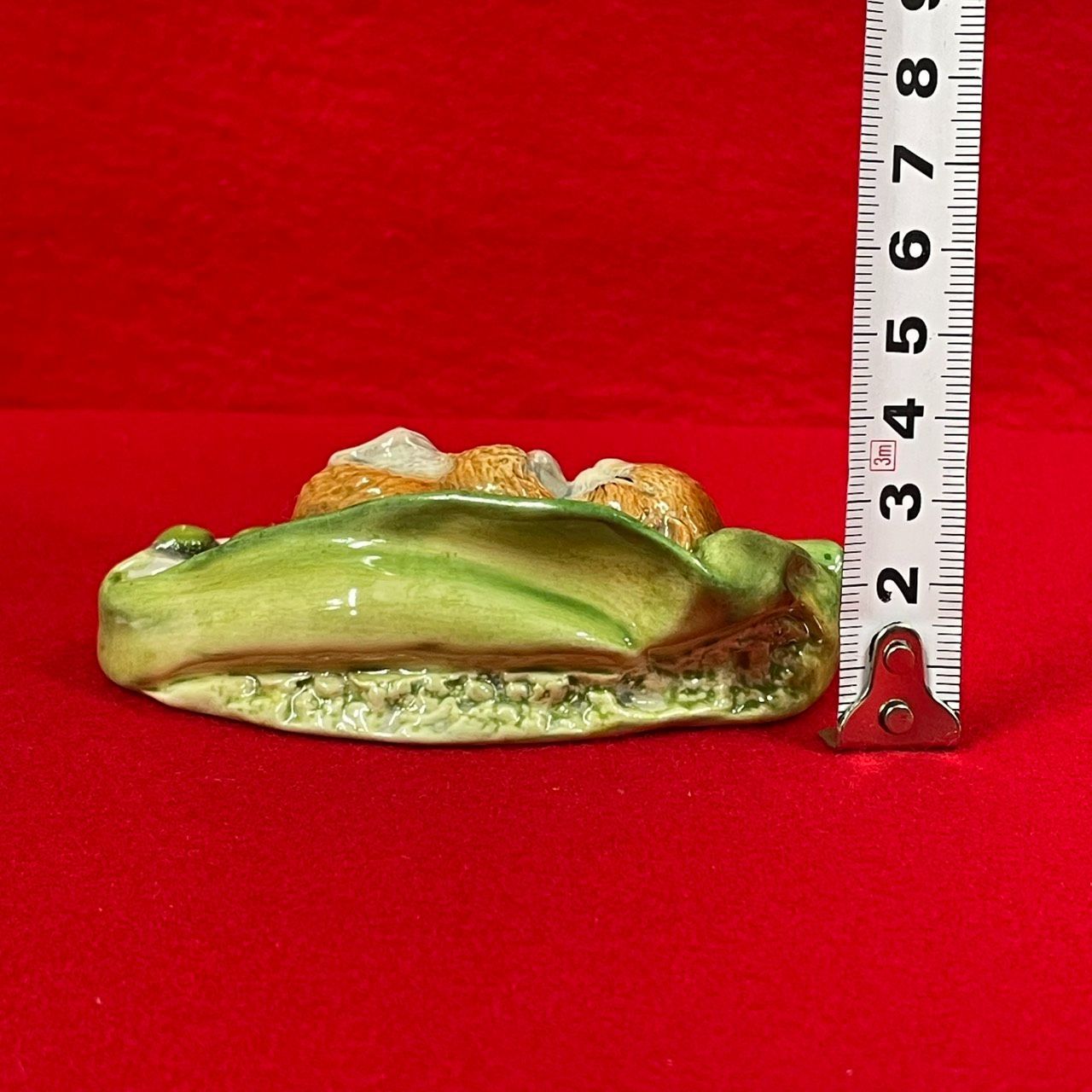 さやの中で眠るチミーウィリー フィギュリン ピーターラビット